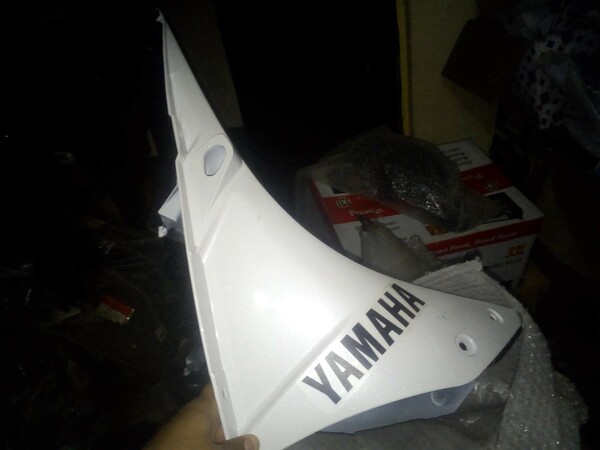 R15 V2 ENGINE NOUKA WHITE COLOUR