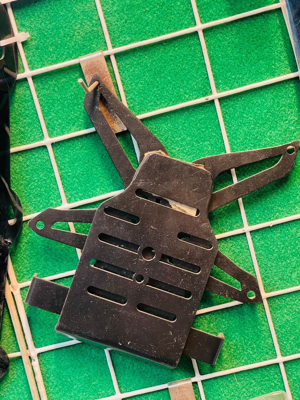 Universal magnet number plate clam