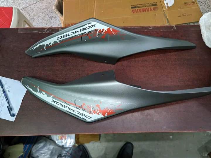 Yamaha R15V2 back panel gry